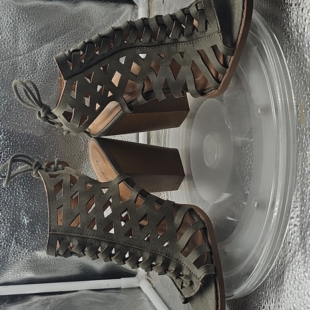 K  Qupid Womens Olive Green Cut Out Heels  sz 7.5 - Picture 5 of 10